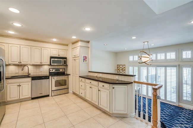 Photo - 100 Woodlake Dr W