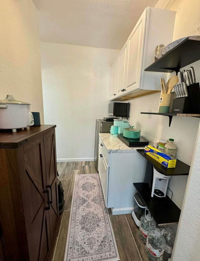 Building Photo - RARE STUDIO IN WONDERFUL CENTRAL BRENTWOOD COMMUNITY..ONE BEDROOM/BATH/KITCHENETTE