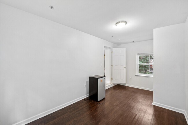 Photo - 4813 Calvert Rd