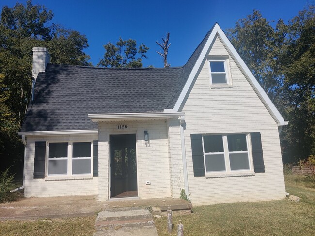 Building Photo - Updated 2 bed/2bth in Madison TN