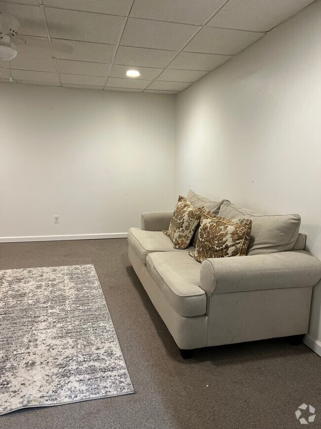 Building Photo - 235 Northcrest Dr Unit Basement apartment