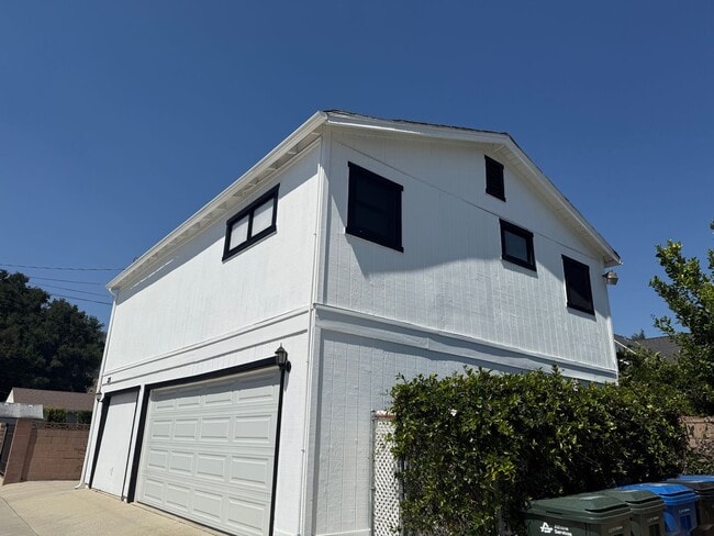 Building Photo - Large renovated Stand alone one bedroom above garage