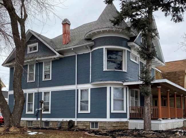 Building Photo - Spacious 7-Bedroom Rental Near UW Oshkosh ...