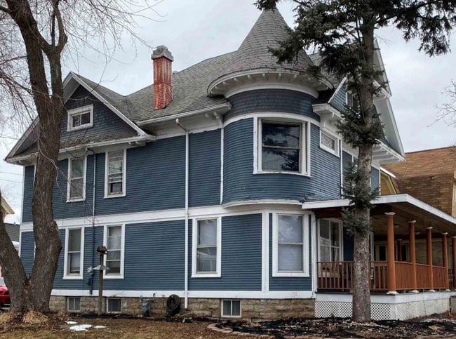 Spacious 7-Bedroom Rental Near UW Oshkosh ... - Spacious 7-Bedroom Rental Near UW Oshkosh ...