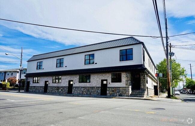 Building Photo - 79 Roslyn Rd Rental