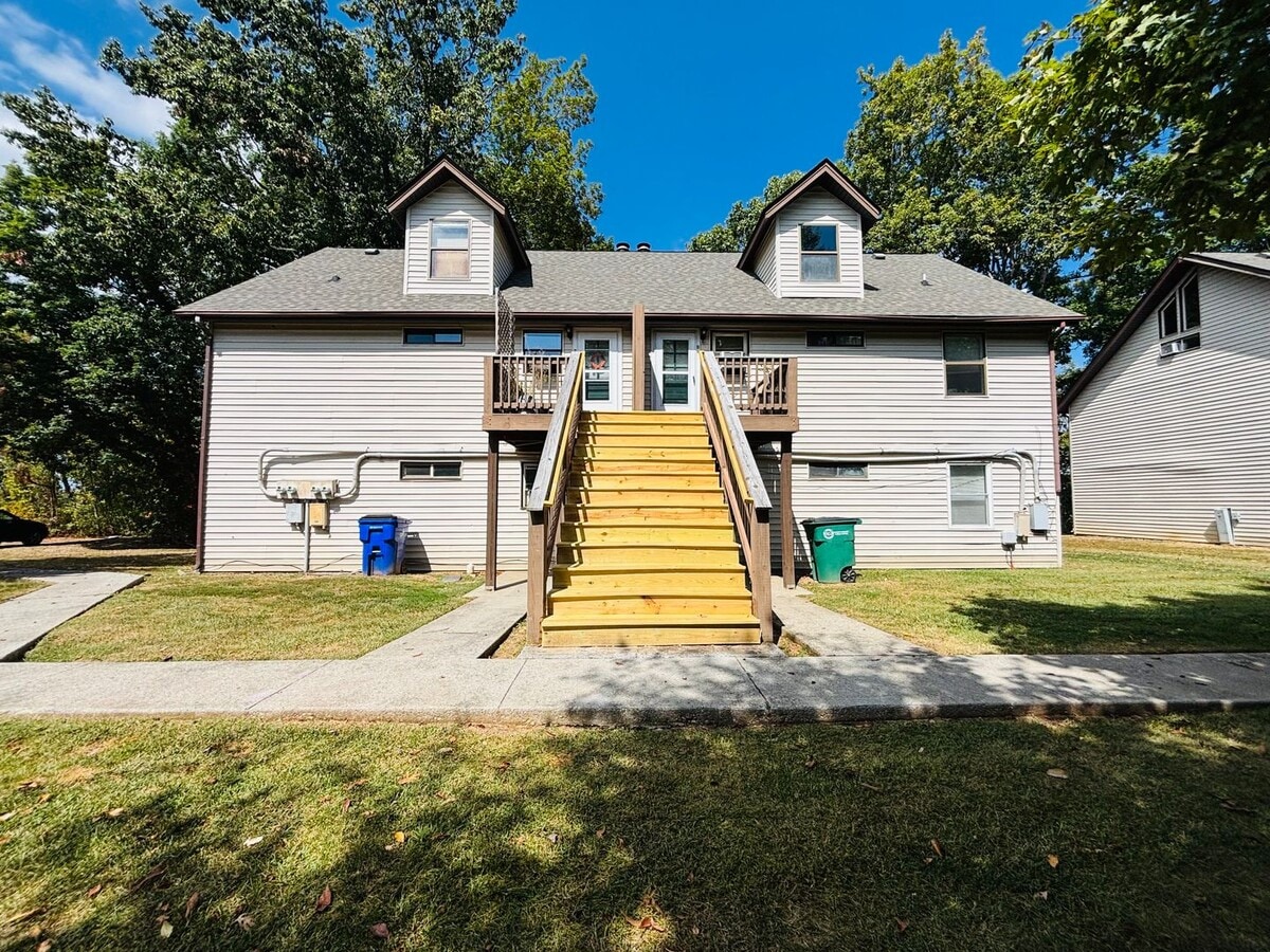 Photo - 661 Village Ln