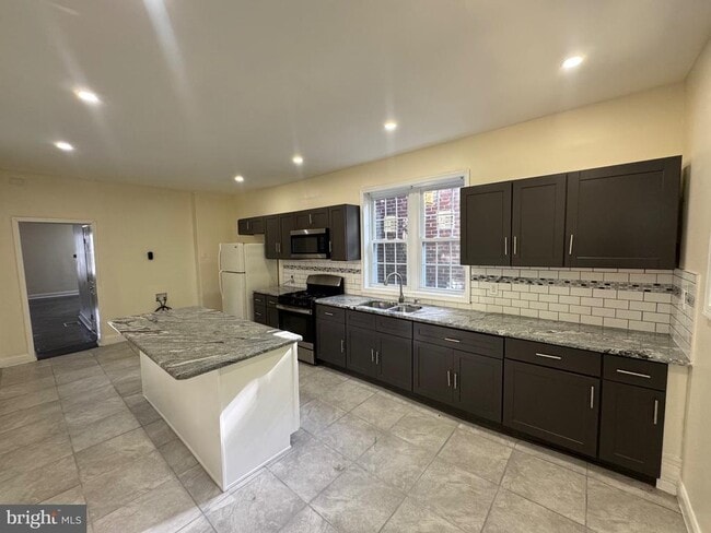 Photo - 2411 West St