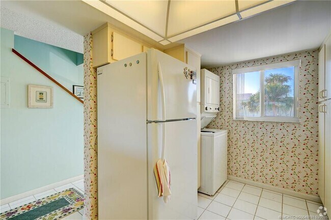 Building Photo - 5532 NE Gulfstream Way Rental