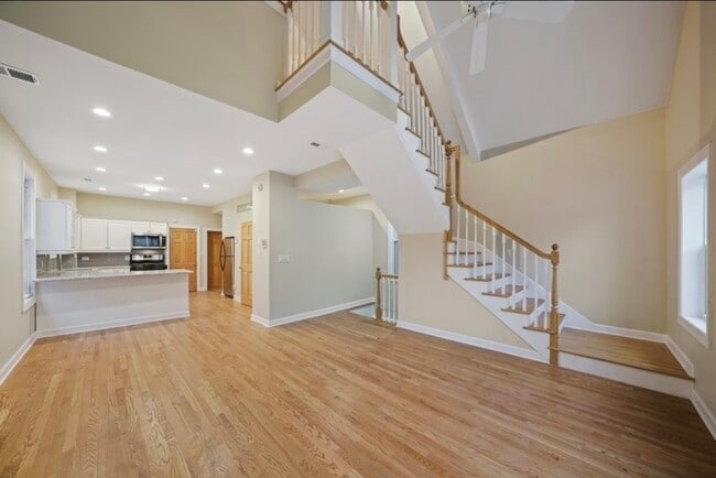 Building Photo - 1548 N Honore St Unit 2F