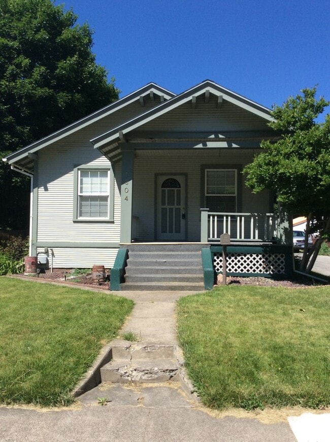 Building Photo - 1304 8th St Unit 1304 8th Street  A