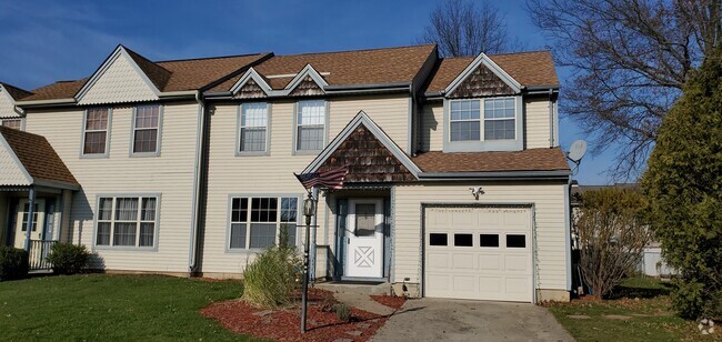 Front of House with driveway & garage - 1359 Apple Blossom Dr Rental