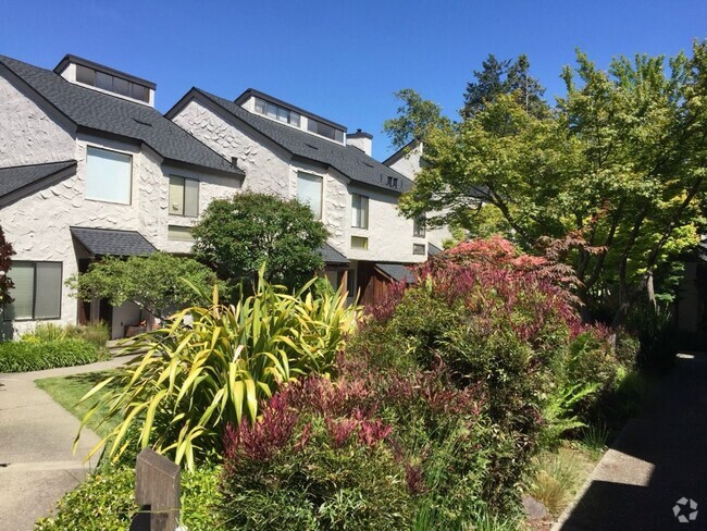 Building Photo - TWO BEDROOM PLUS LOFT, ONE AND HALF BATH T...