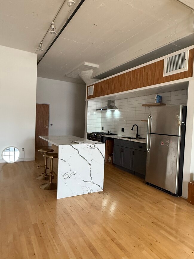 Photo - 420 S San Pedro St