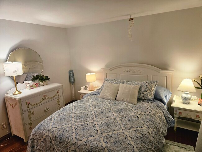 Main floor bedroom - S818 Goldfinch Ct