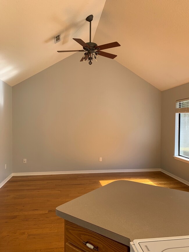 Photo - 2010 S Elm St