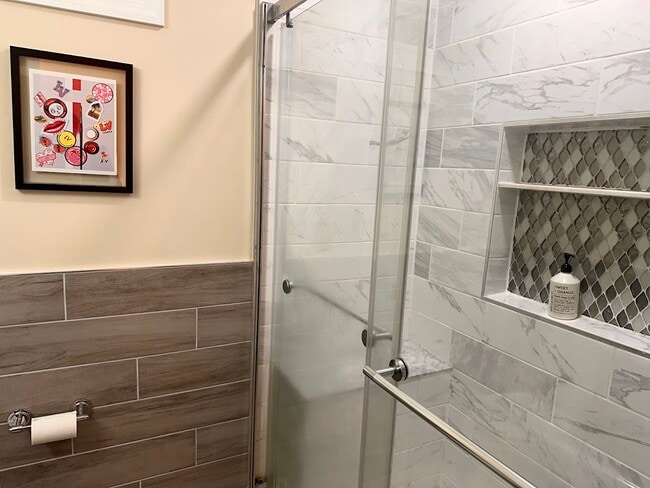 Photo - 5233 Queensberry Ave