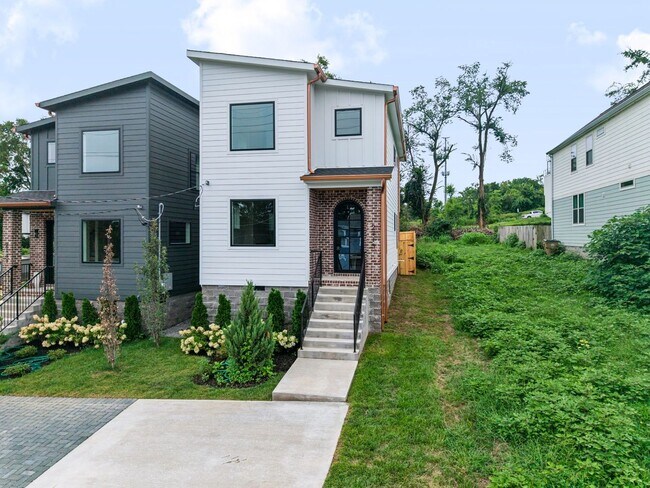 Photo - Modern Living & Downtown Skyline Views!
