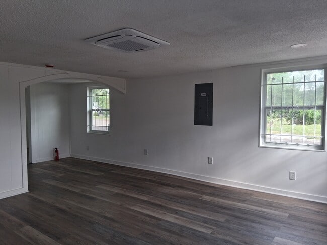 2904 Moncrief Rd