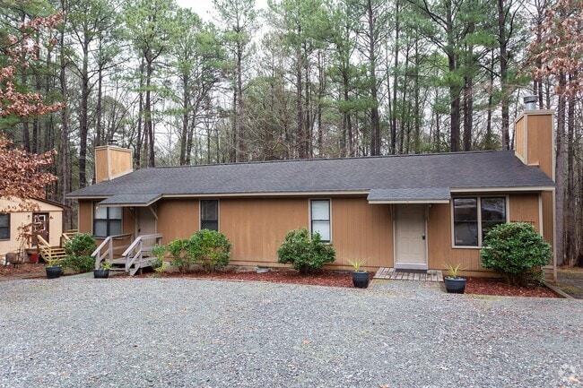 Building Photo - Available early July! One level, 2 bedroom... Rental