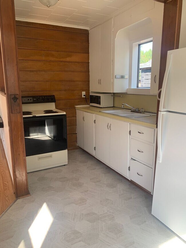 Photo - Springfield one bedroom in triplex with pr...