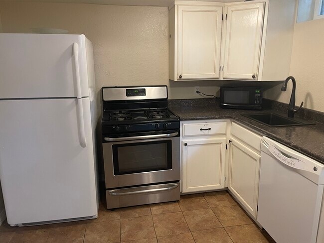 Gas range and oven, full sized refrigerator and dishwasher - 824 Mathews St