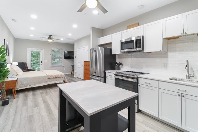 Building Photo - 100 Stratford Lakes Dr Rental