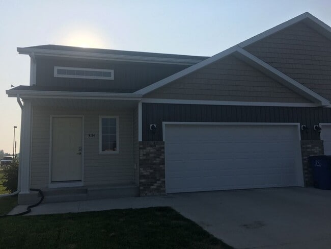 Building Photo - 3 Bed 2.5 Bath Twin Home