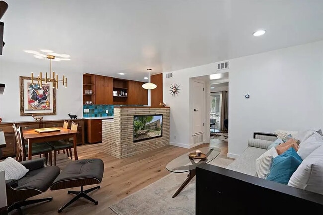 Building Photo - 500 E Riverside Dr Unit 139