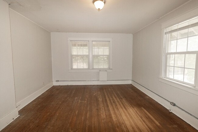 Building Photo - 2 Bedroom House Just Steps From Downtown & Campus