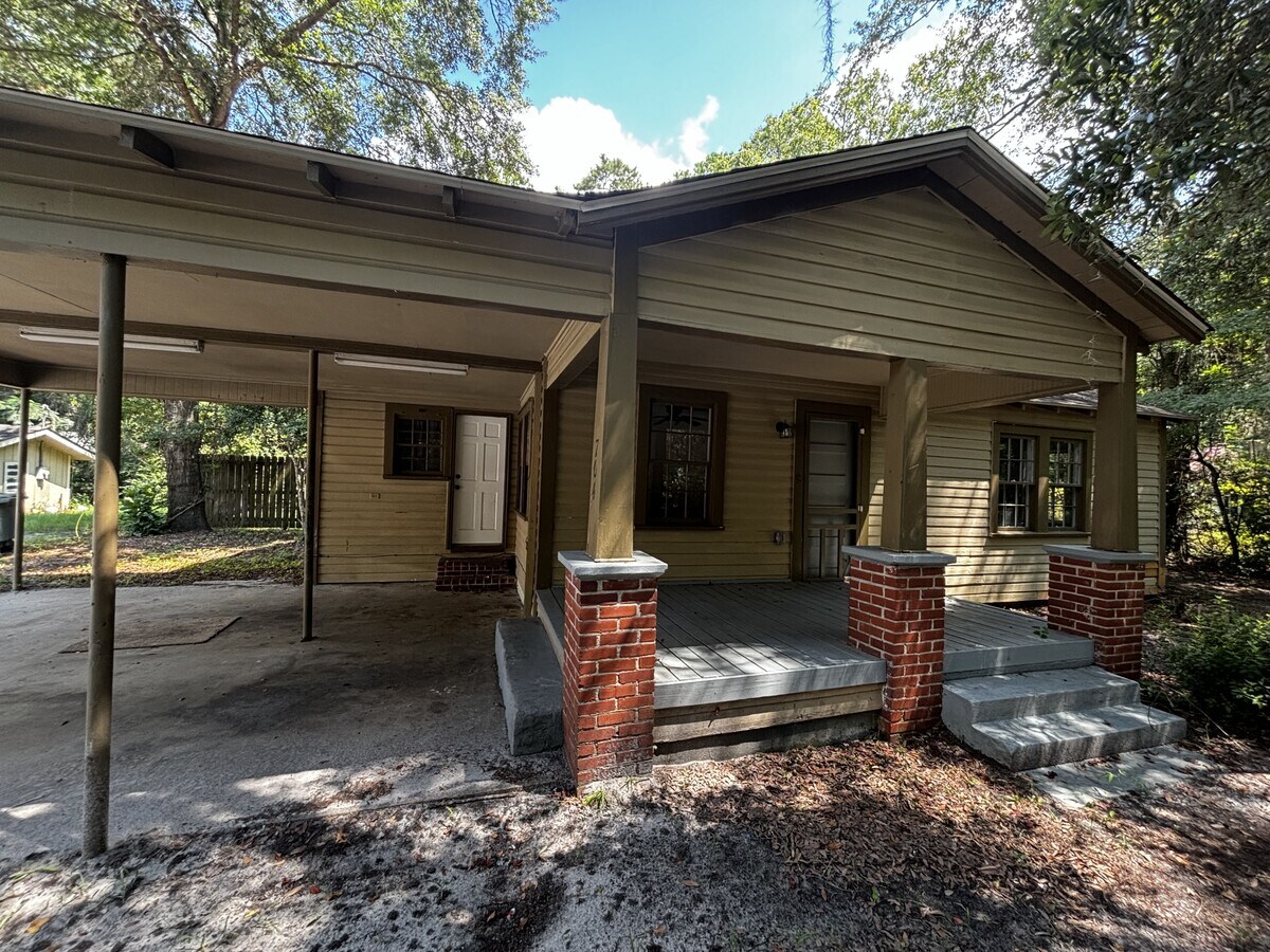 Photo - 704 N Main St