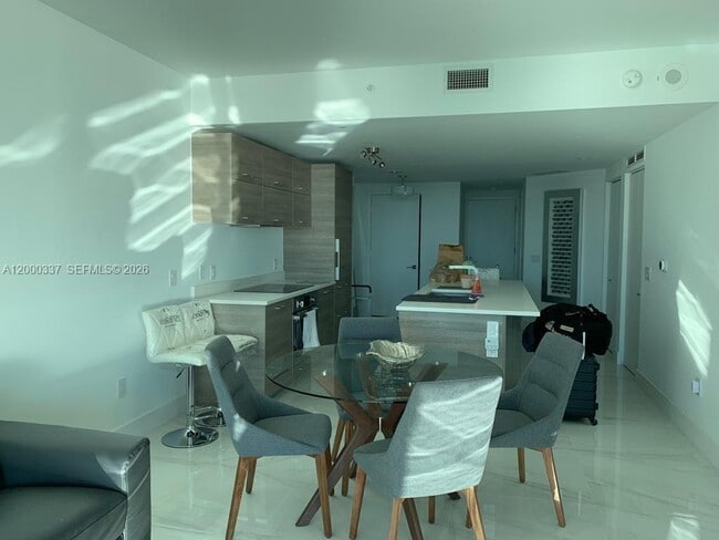 Photo - 650 NE 32nd St Unidad 705