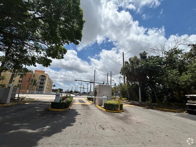 Building Photo - 6995 NW 186th St Unit E509 Rental