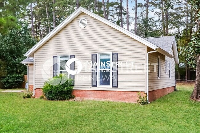 Photo - 3 Bedroom Pet-Friendly Home in Charlotte, NC with Main Street Renewal