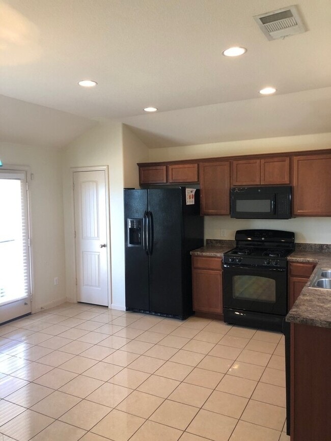 Photo - BEAUTIFUL 4 BEDROOMS / 2 BATH HOME IN HUNT...