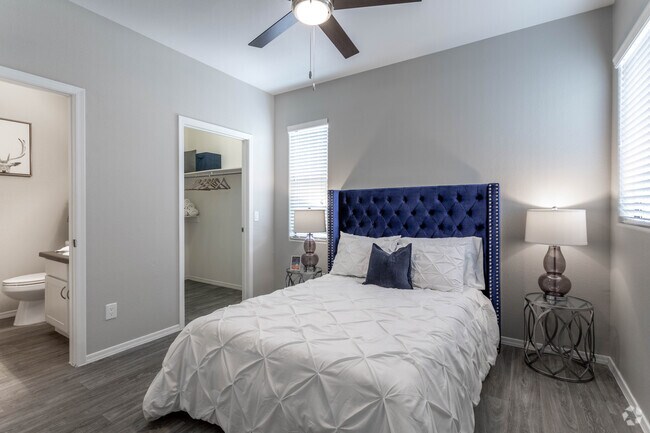 2BR, 2BA - 952 SF