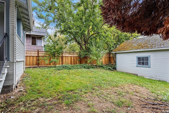 Building Photo - Charming Updated Home on Corner Lot with Finished Basement in Ballard