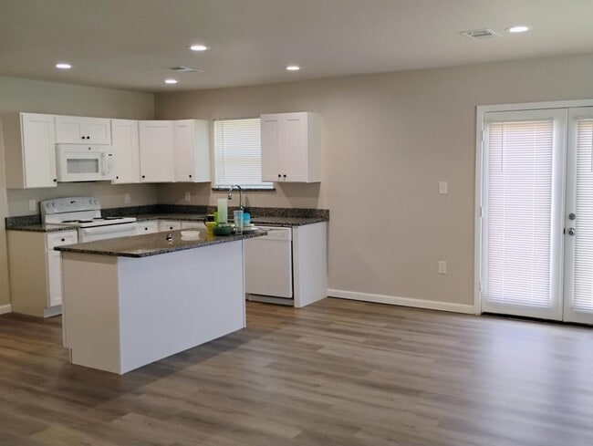 Photo - 208 Hoover Ln