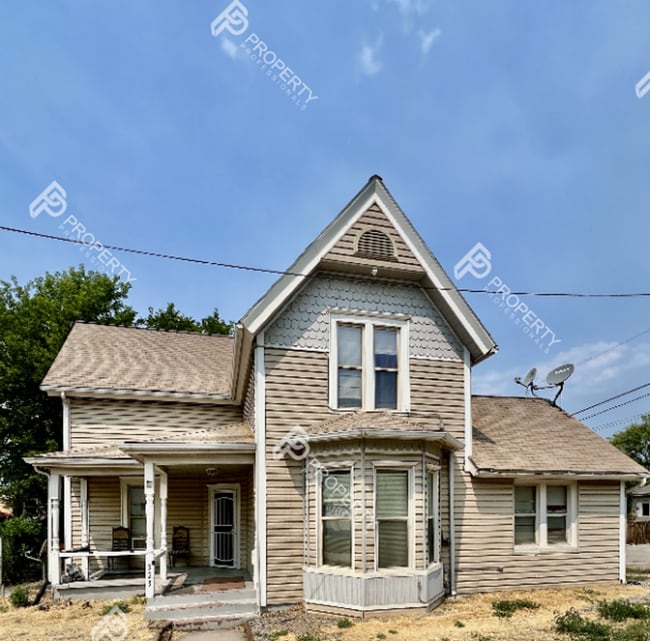 Building Photo - 323 Whiteriver Ave Unit 1