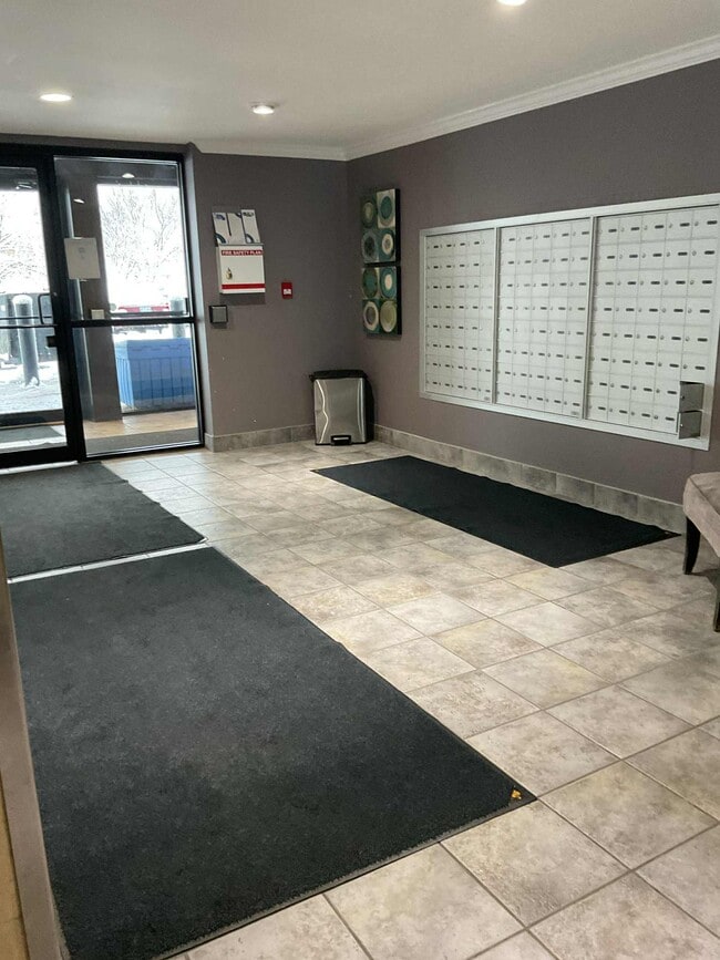 Photo - SPACIOUS ONE BEDROOM IN NORTH LONDON HIGHRISE Unit 606