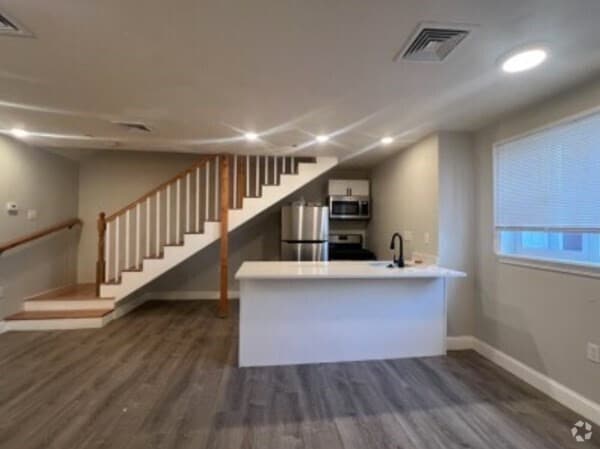 Building Photo - 28 Otis St Unit 28R Rental