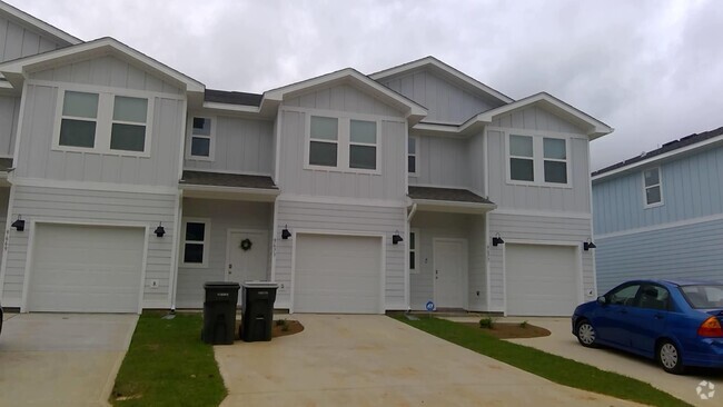 Building Photo - Stunning Townhome – Prime Pensacola Location