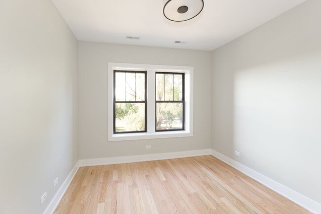 Photo - 2233 N Bissell St