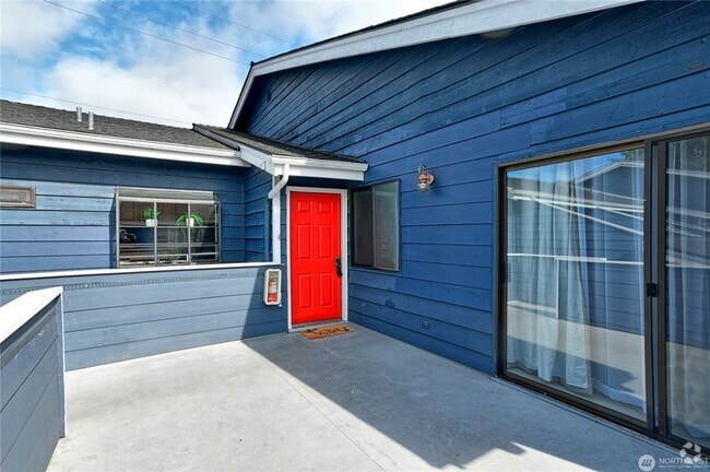 Building Photo - Spacious 2-Bed, 2-Bath Condo in Prime Ever... Unit 2-202