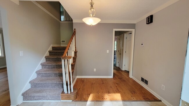 Photo - 4843 Carlene Way SW