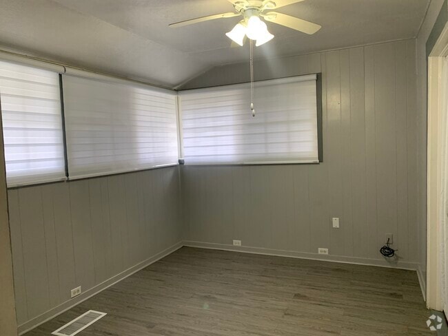 Building Photo - 47 W Elm St Rental