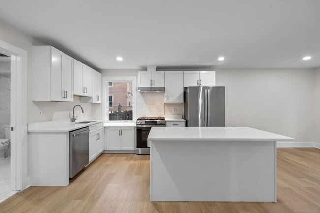 Building Photo - 1546 Chapel St Rental