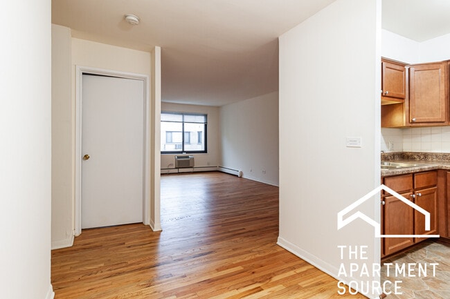 Building Photo - 540 W Roscoe St Unit 574