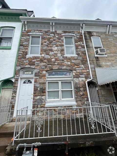 Building Photo - 1030A Elm St Rental