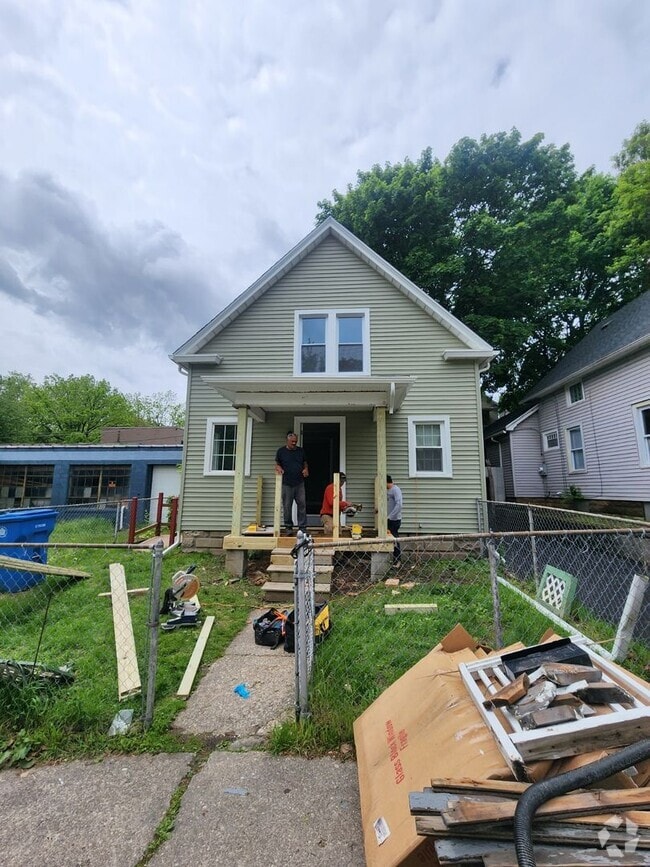 Building Photo - Two Bedroom Single Family Home!