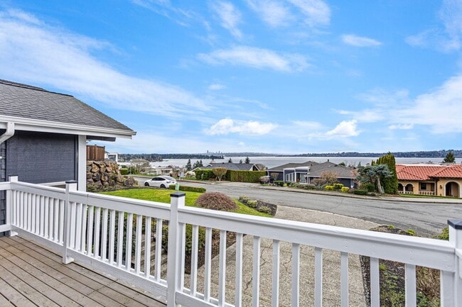 Building Photo - Charming 4-Bed / 3-Bath Home in Lake View Neighborhood with Stunning Water and Skyline Views!